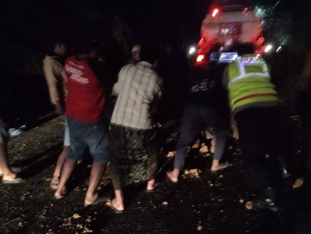 Petugas dan warga memberishkan material longsor dari jalan. IDN Times/ Dok BPBD Trenggalek