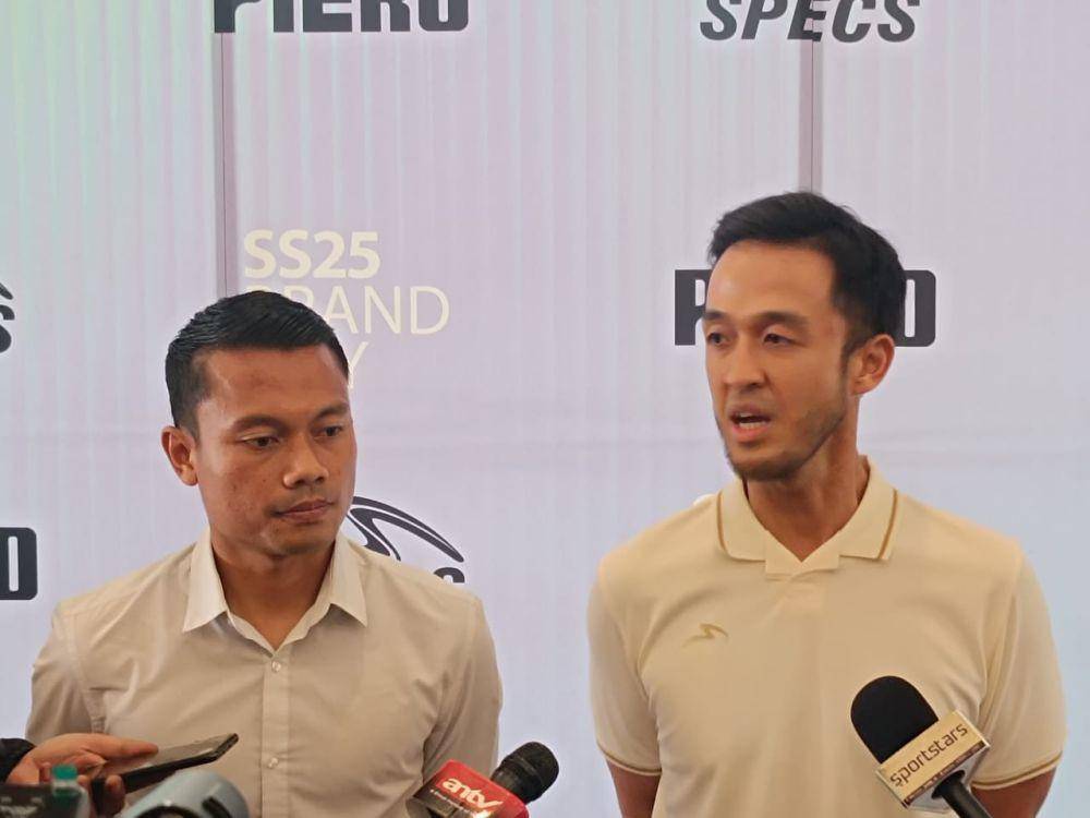 Gelandang Persib, Dedi Kusnandar (kiri) dan Direktur Specs, Adrian Arief (kanan). (Dok. Istimewa).