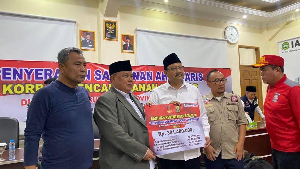Mensos beri bantuan di ponpes Sukabumi (IDN Times/Fatimah)