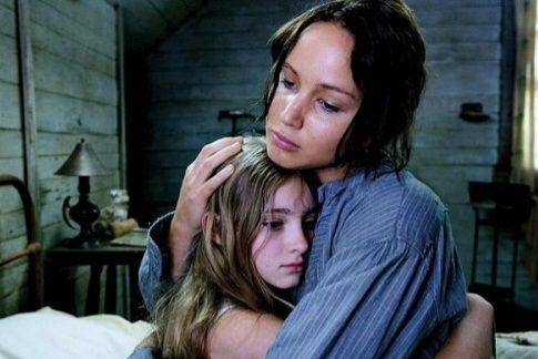 cuplikan adegan Katniss Everdeen dan adiknya, Primrose (dok. Color Force/The Hunger Games)