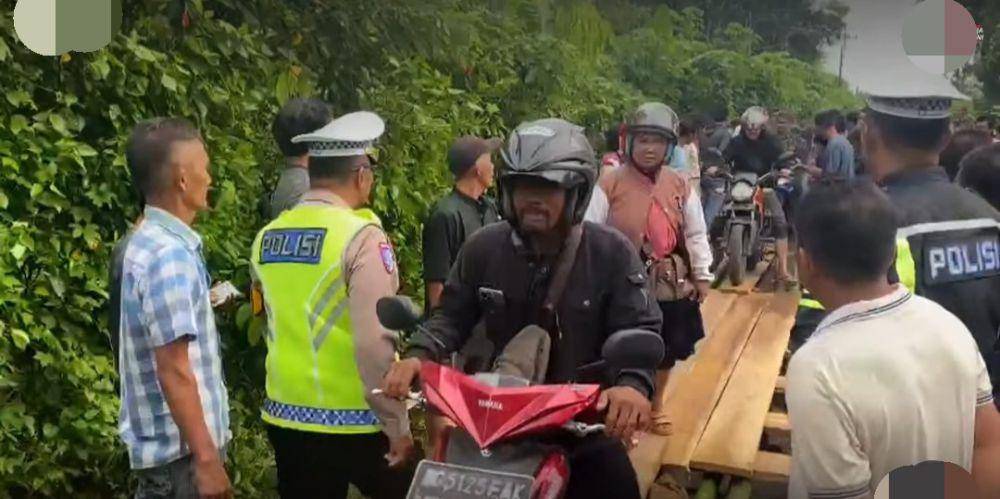 Jalan penghubung Simpang OKUS amblas. (Dok. Polres OKU Selatan)