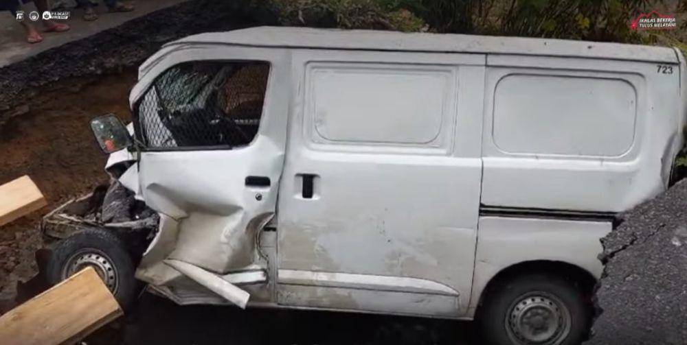 Jalan penghubung Simpang OKUS amblas. (Dok. Polres OKU Selatan)