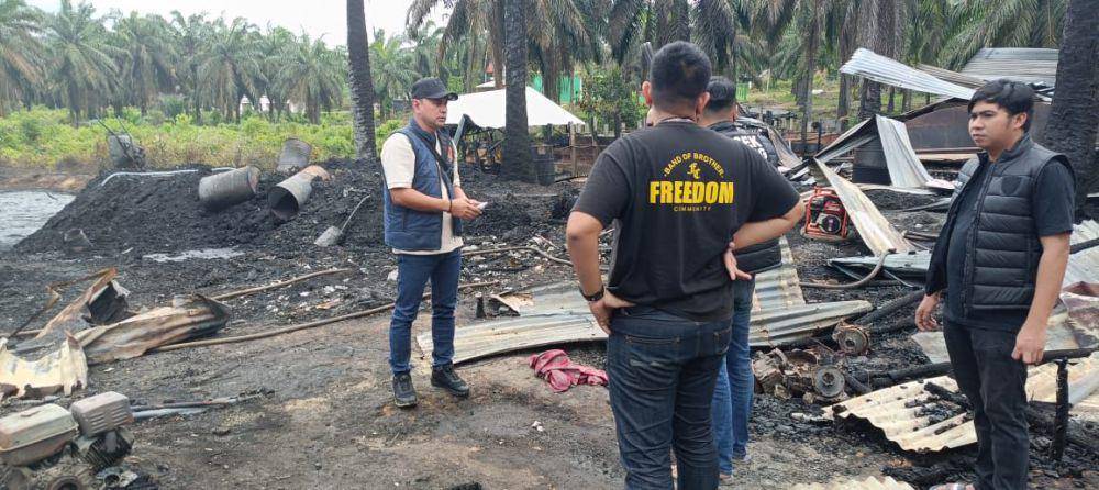 Polisi tengah melakukan penyelidikan terhadap 4 lokasi penyulingan minyak ilegal yang terbakar. (Dok. Polsek Keluang)