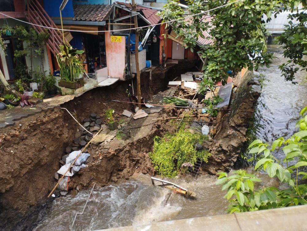 Kirmir Sungai Citepus Ambruk, Dua Rumah Terancam Roboh