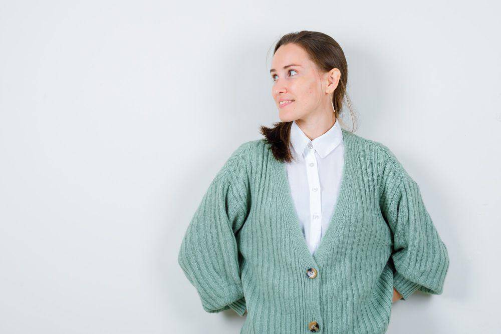 ilustrasi memakai cardigan (freepik.com/8photo)