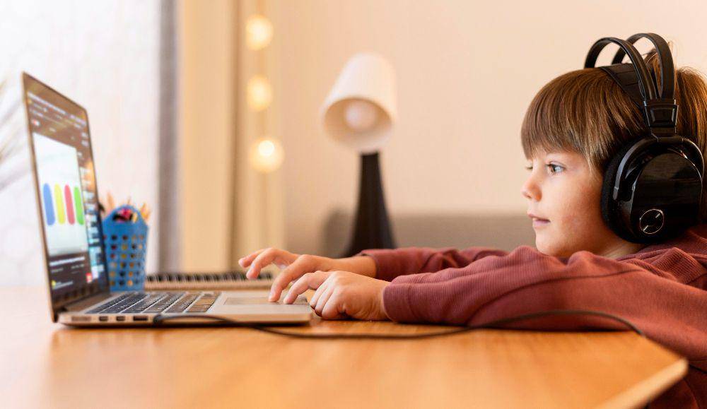 ilsustrasi anak belajar coding (freepik.com/freepik)