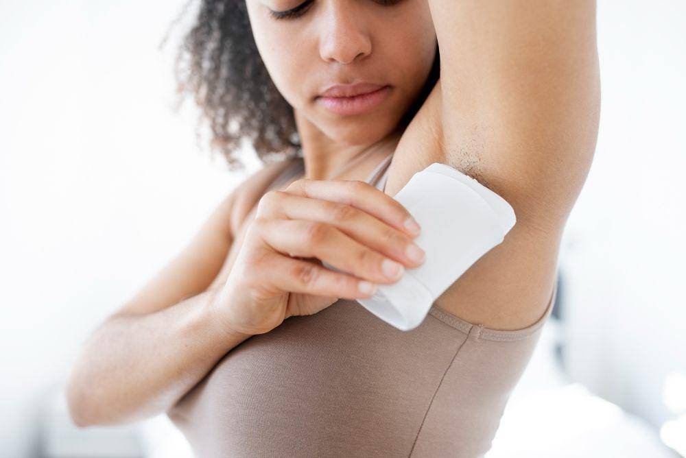 ilustrasi memakai deodoran (freepik.com/freepik)