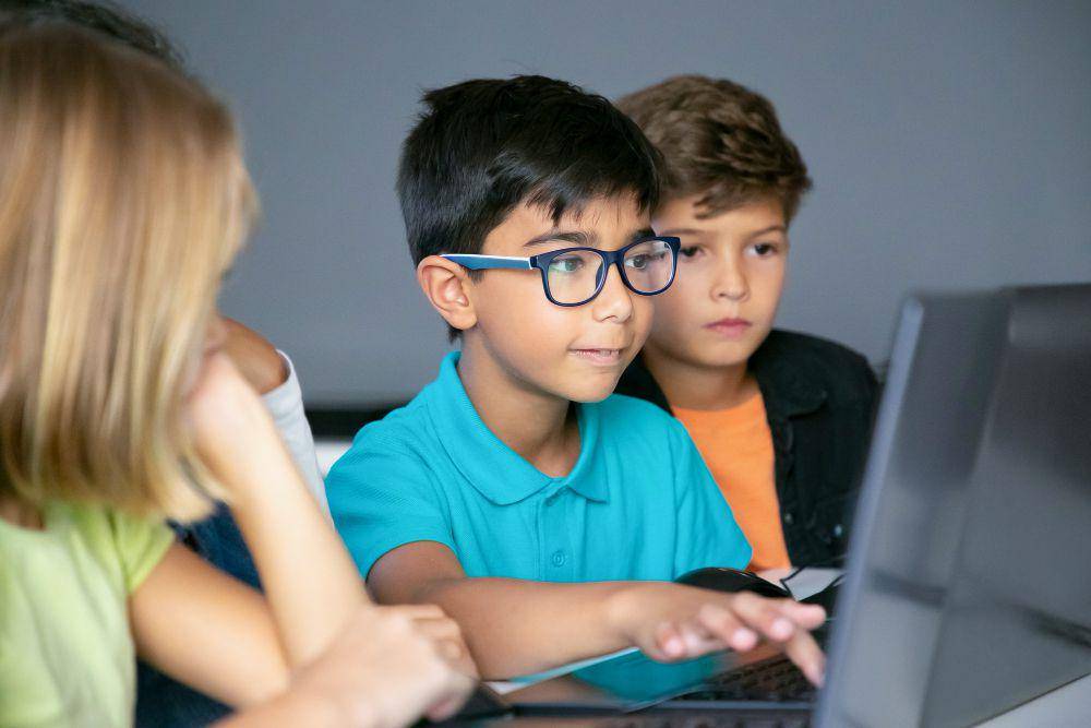ilustrasi anak belajar coding (freepik.com/pch.vector)