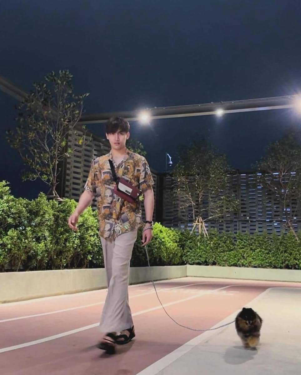outfit kemeja vintage ala Ohm Thitiwat (instagram.com/ohm_thitiwat)