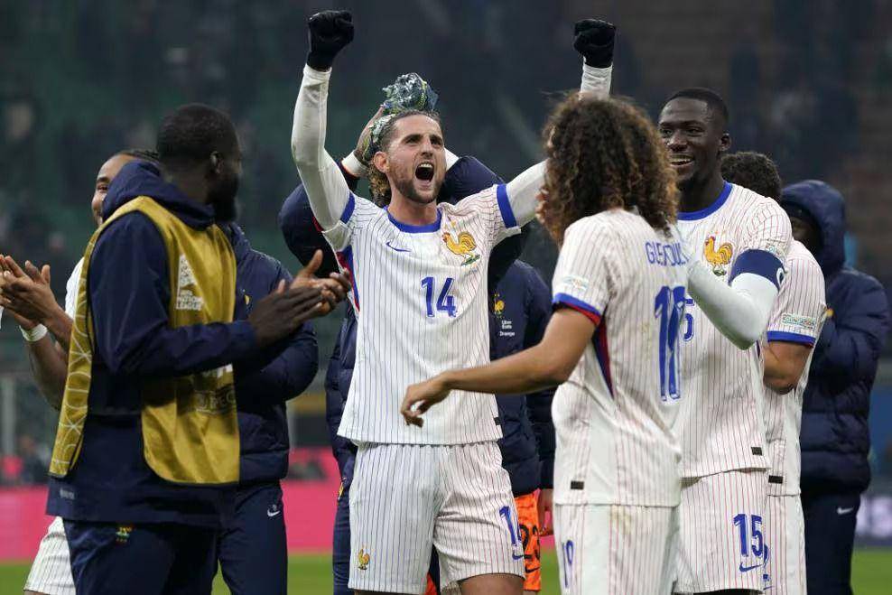 Selebrasi Adrien Rabiot usai Prancis mengalahkan Italia di UEFA Nations League, Senin (18/11/2024). (uefa.com).