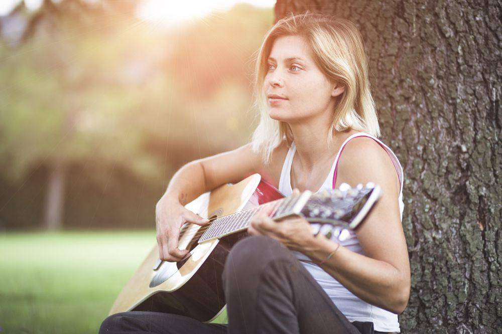 Ilustrasi bermain gitar.(pixabay.com/Sammy-Sander)
