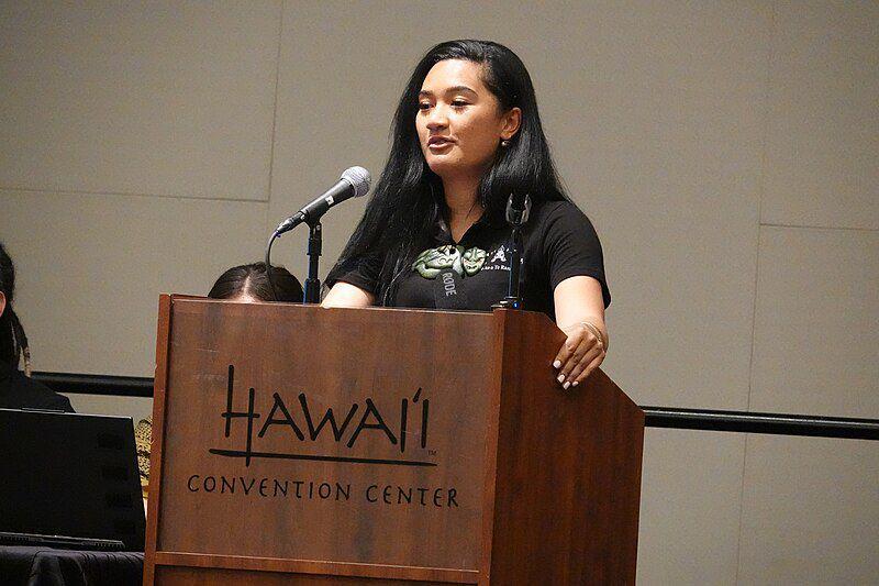 Hana-Rawhiti Maipi-Clarke berbicara di Young Pacific Leaders, 6 April 2017 (dok. US Embassy via Wikimedia Commons)