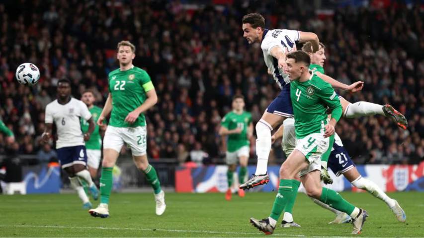 Taylor Harwood-Bellis (kanan tengah) mencetak gol perdananya untuk Timnas Inggris. (uefa.com)