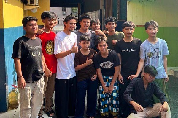 7 Potret Nathan Tjoe-A-On dan Pacar Kunjungi Panti Asuhan di Jakarta