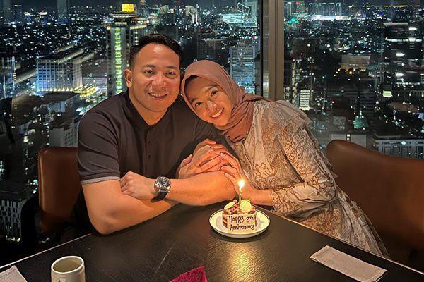 7 Potret Anniversary ke-11 Poppy Bunga dan Suami di Hong Kong