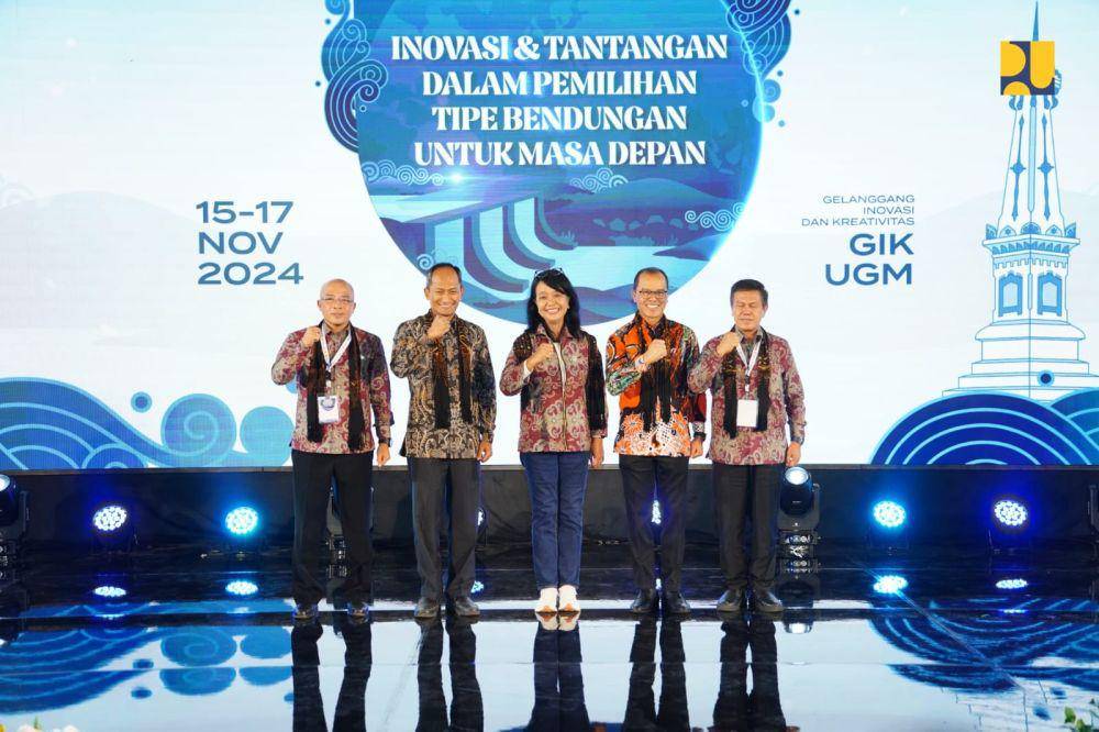 Pembukaan Rapat Anggota Tahunan Indonesian National Committee on Large Dams (INACOLD)/Komite Nasional untuk Bendungan Besar (KNI-BB) 2024 di Gelanggang Inovasi dan Kreativitas Universitas Gadjah Mada (GIK UGM), Kabupaten Sleman, D.I Yogyakarta, Sabtu (16/11/2024) (dok. Kementerian PU)