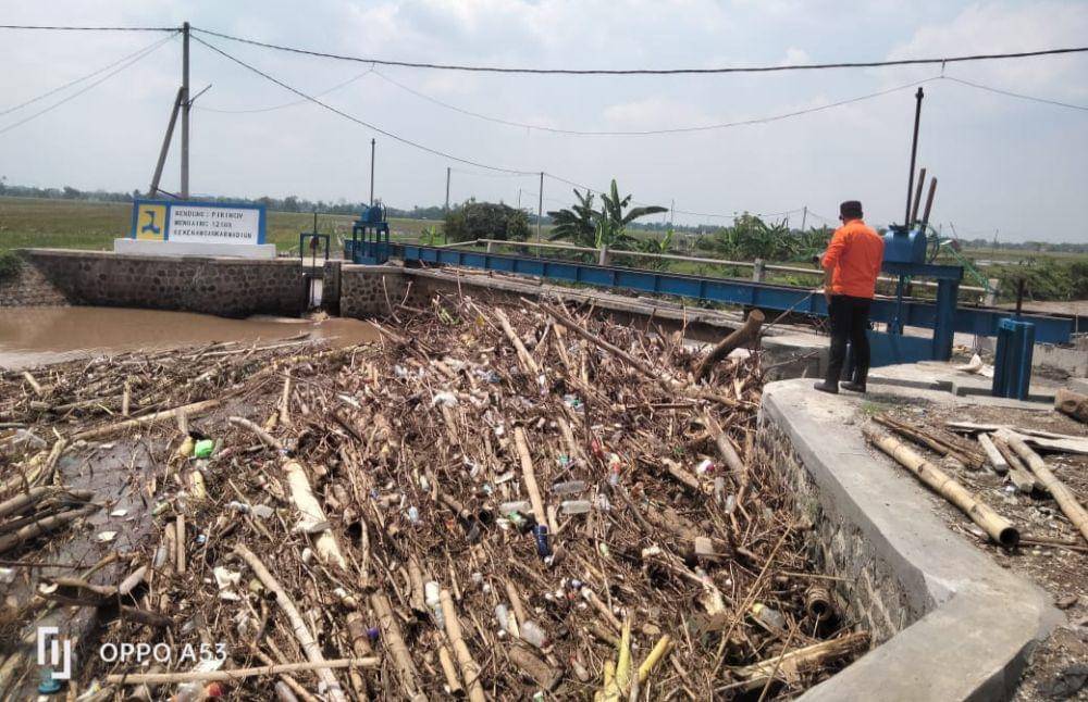 Tumpukan sampah di aliran sungai Dungus perparah banjir di Kabupaten Madiun. IDN Times/ Riyanto.