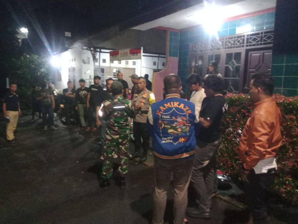 Warga Tamansari, Kabupaten Bogor, Jawa Barat berkumpul karena ada penemuan granat tangan aktif, pada Minggu (17/11/2024). (Humas Polres Bogor).