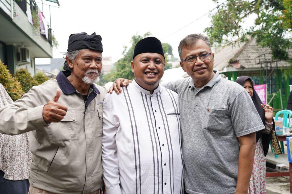 Cawalkot Bogor, Jawa Barat nomor urut 2 Atang Trisnanto foto bersama warga. (Timses Atang Annida).