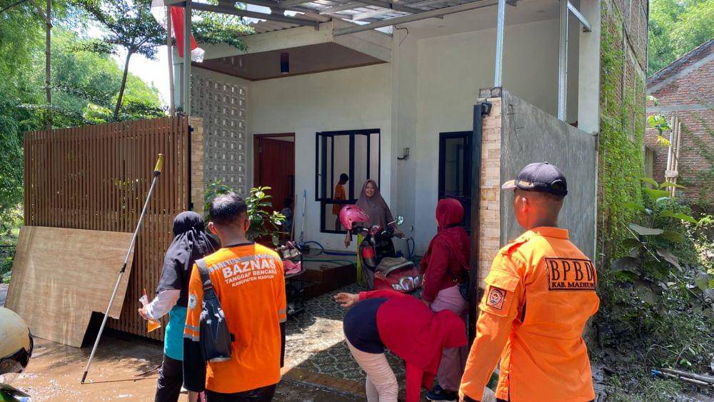 Kondisi banjir di Desa Mojorayung, Perumahan Puri Kelapa Gading 2 Wungu yang mulai surut. IDN Times/ Riyanto.