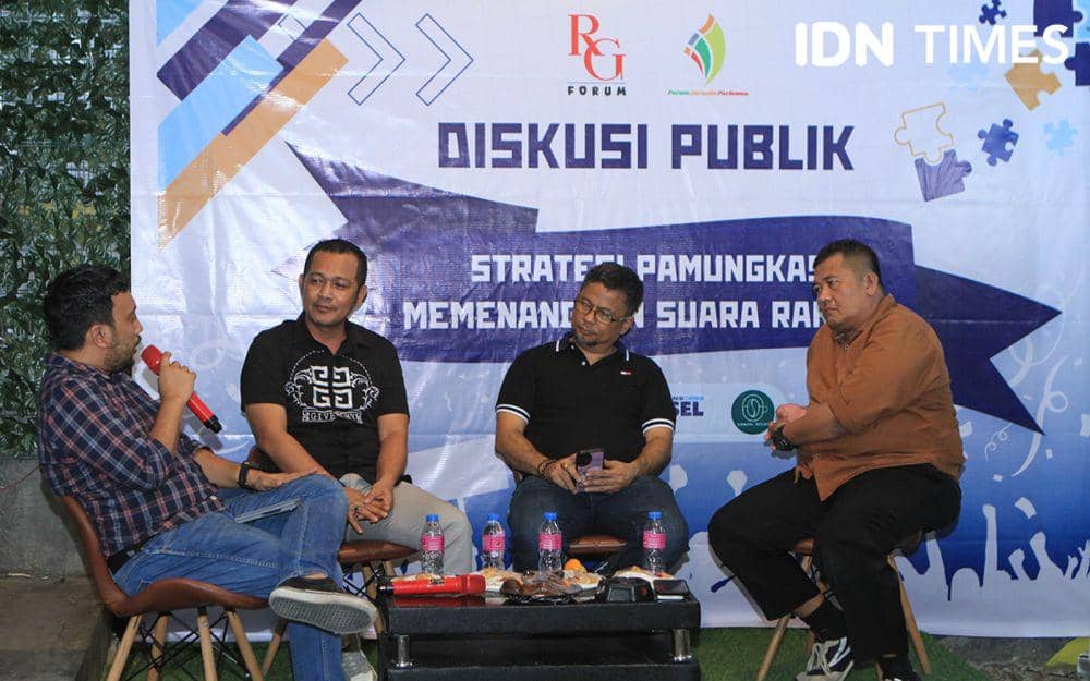 pegiat anti korupsi Sumsel dari Suara Informasi Rakyat Sriwijaya (SIRA) Rahmat Sandi Iqbal dan Direktur Eksekutif Pusat Studi Kebijakan dan Politik (PSKP) Ade Indra Chaniago (IDN Times/Rangga Erfizal)