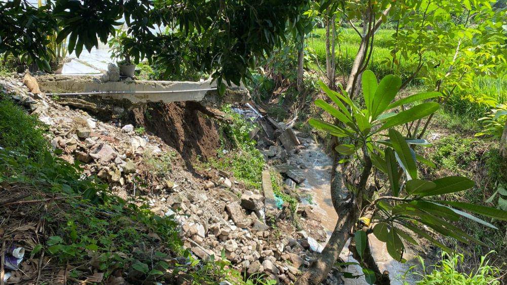 Jalan Desa di Karangsemi ambrol sepanjang 2 meter, lebar 1 meter, dan ketinggian 2. IDN Times/ Riyanto.meter.