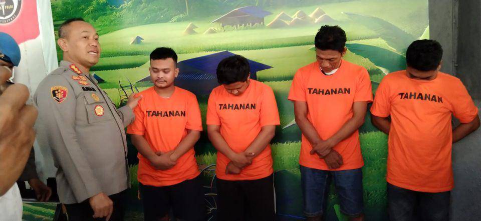 Kapolrestabes Makassar, Kombes Pol Mokhamad Ngajib saat merilis pelaku judol / IDN Times : Darsil Yahya