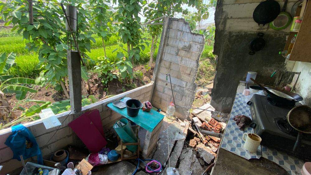 Dua rumah warga di kecamatan Wungu Madiun dilaporkan retak. IDN Times/ Riyanto.