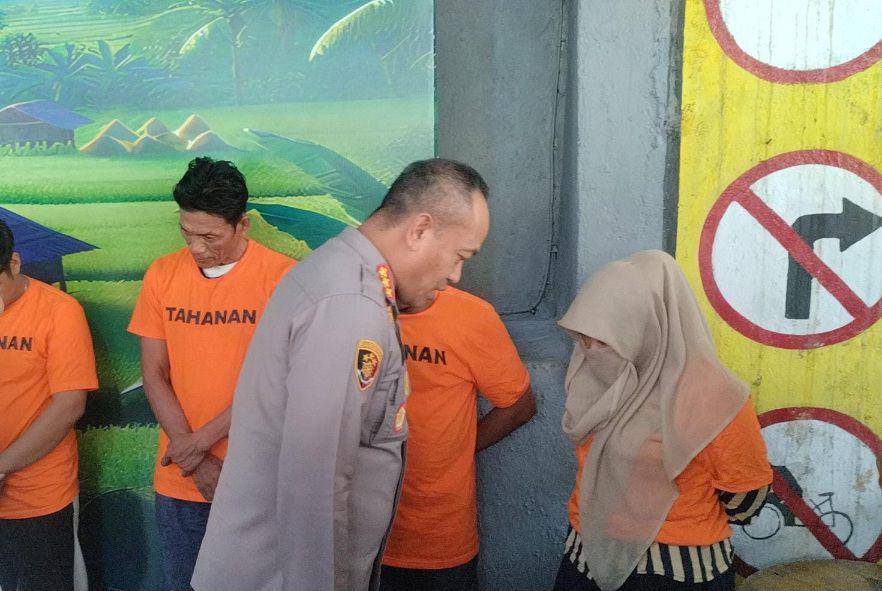 Kapolrestabes Makassar, Kombes Pol Mokhamad Ngajib saat pelaku mengintogasi pelaku judol / IDN Times : Darsil Yahya