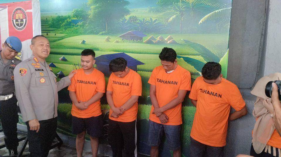 Kapolrestabes Makassar, Kombes Pol Mokhamad Ngajib saat merilis pelaku judol / IDN Times : Darsil Yahya