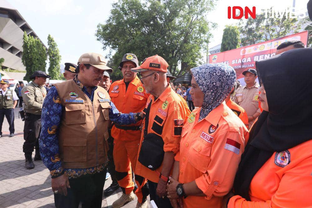 Pj Gubernur Jateng Nana Sudjana memegang tangan seorang relawan tagana saat apel kesiapsiagaan bencana hidrometeorologi. (IDN Times/Fariz Fardianto)