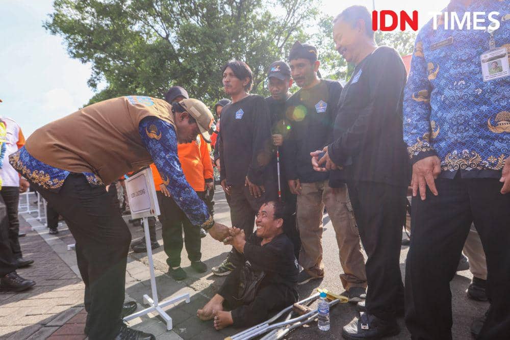 Pj Gubernur Jateng Nana Sudjana menyapa seorang relawan BPBD dari kalangan disabilitas. (IDN Times/Fariz Fardianto)