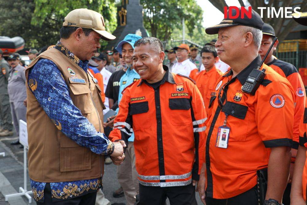 Pj Gubernur Jateng Nana Sudjana bersalaman dengan salah satu relawan tagana BPBD. (IDN Times/Fariz Fardianto)