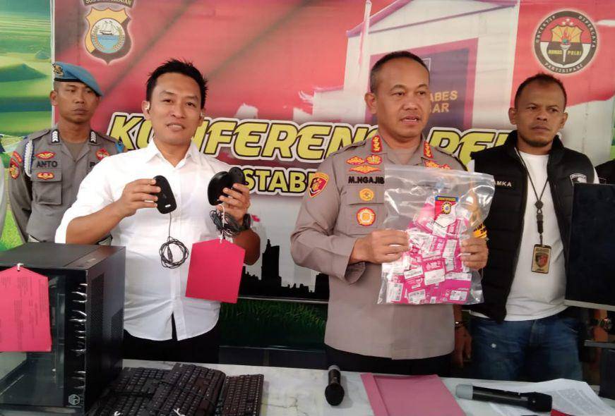 Kapolrestabes Makassar, Kombes Pol Mokhamad Ngajib bersamaKasat Reskrim Polrestabes Makassar Kompol Devi Sujana saat memperlihatkan barang bukti pelaku judol. (IDN Times/Darsil Yahya)