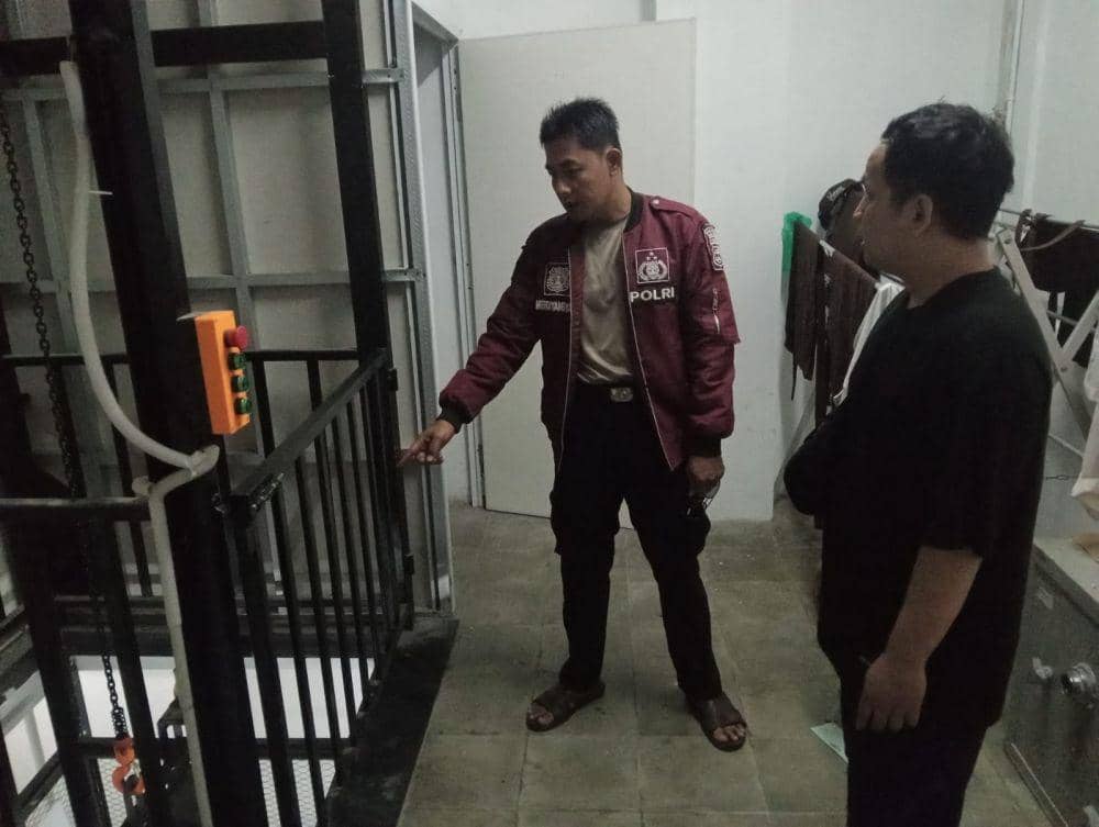 Cerita Orang Tua Karyawan Minimarket Tewas Terjepit Lift di Lampung