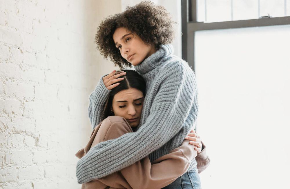 5 Tips Memberi Saran ke Sahabat yang Sedang Putus Cinta, Harus Relate