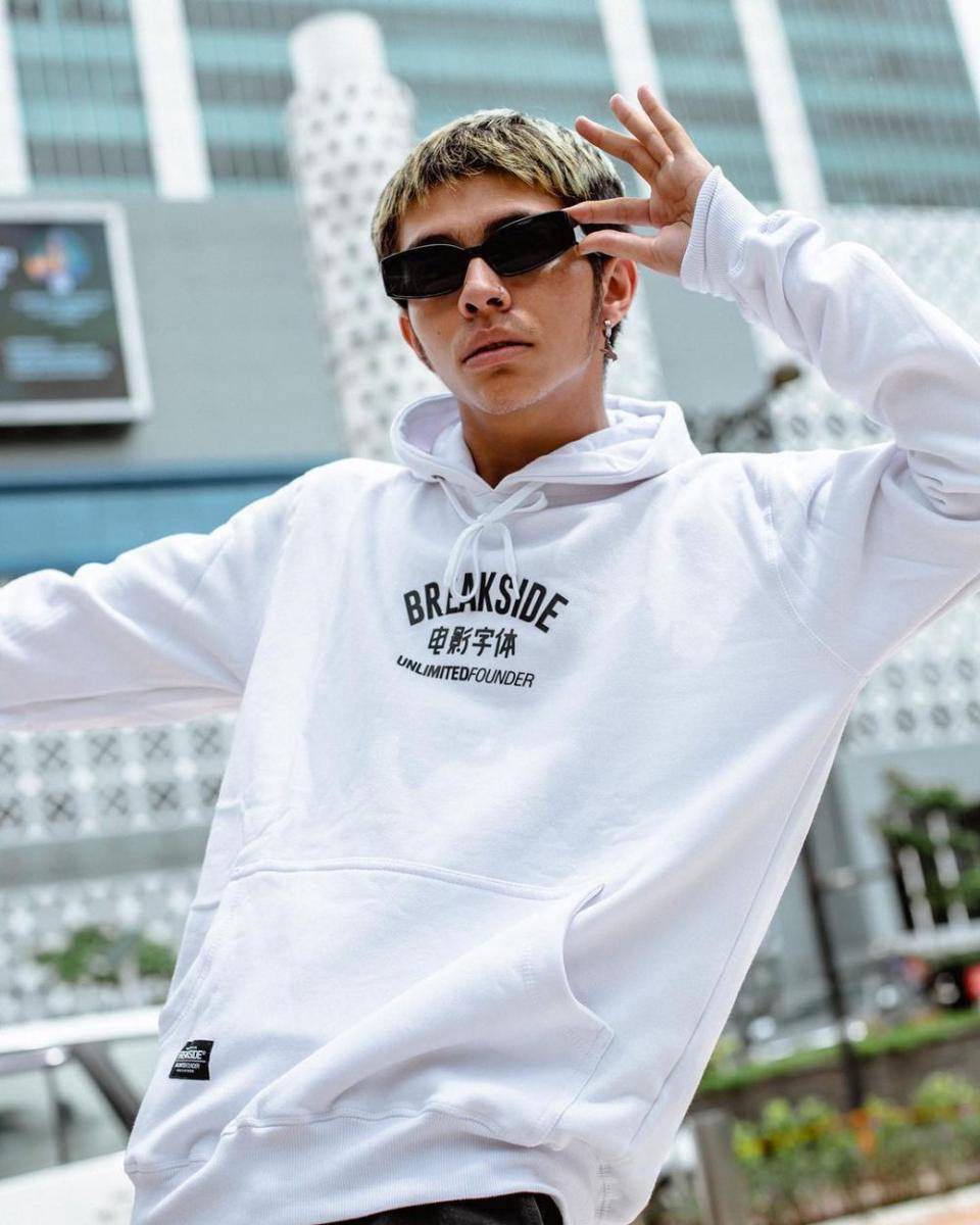 hoodie putih Breakside (instagram.com/breakside.official)