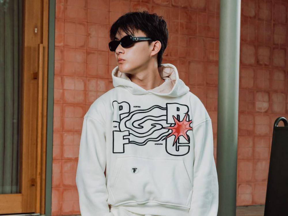 hoodie putih Preface Wearhouse (instagram.com/prefacewearhouse)