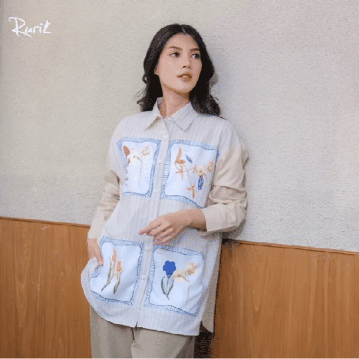 potret ide kemeja motif yang colorful dengan look manis (instagram.com/dearlove.fashion)