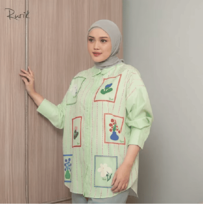 potret ide kemeja motif yang colorful dengan look manis (instagram.com/dearlove.fashion)
