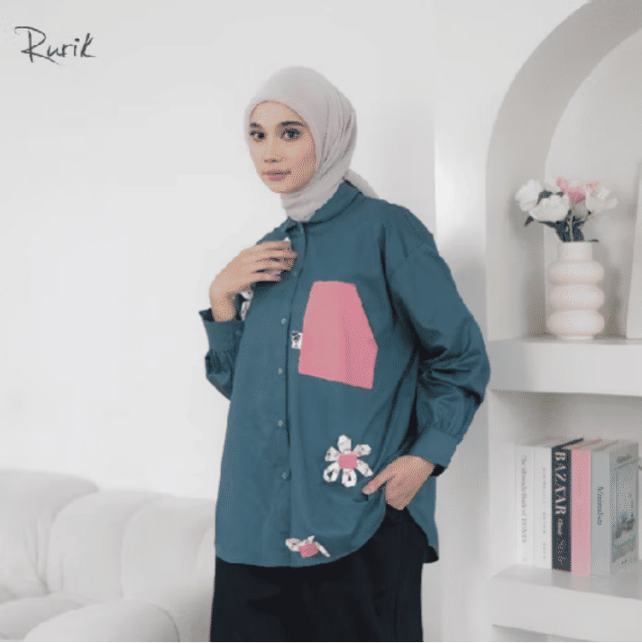 potret ide kemeja motif yang colorful dengan look manis (instagram.com/dearlove.fashion)