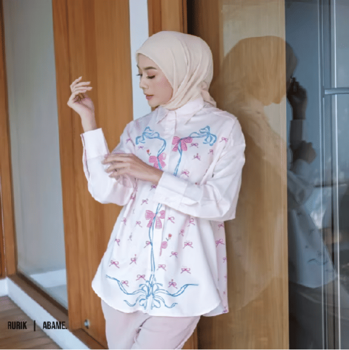 potret ide kemeja motif yang colorful dengan look manis (instagram.com/dearlove.fashion)