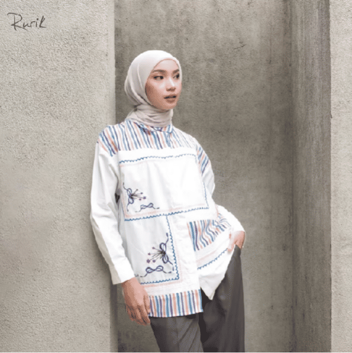 potret ide kemeja motif yang colorful dengan look manis (instagram.com/dearlove.fashion)