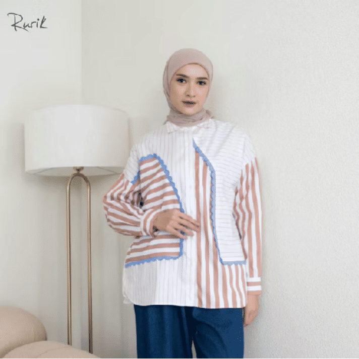 potret ide kemeja motif yang colorful dengan look manis (instagram.com/dearlove.fashion)