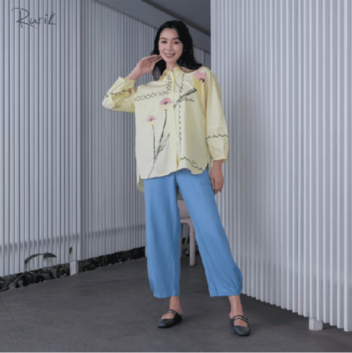 potret ide kemeja motif yang colorful dengan look manis (instagram.com/dearlove.fashion)