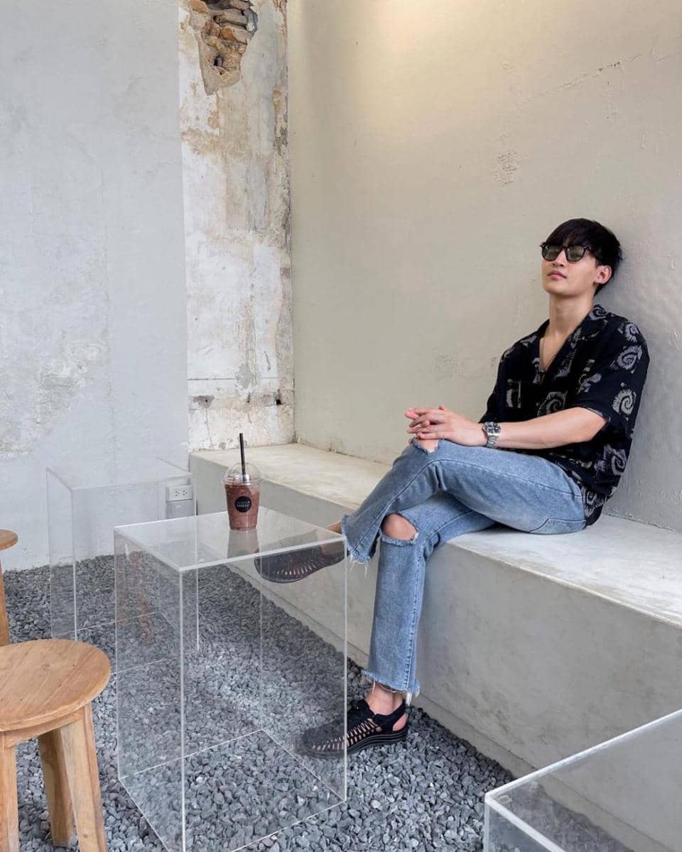 outfit kemeja vintage ala Ohm Thitiwat (instagram.com/ohm_thitiwat)