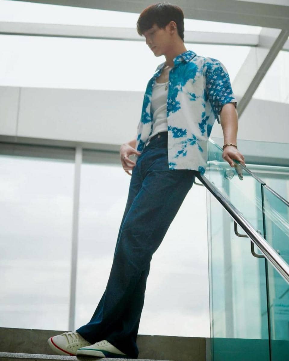 outfit kemeja vintage ala Ohm Thitiwat (instagram.com/ohm_thitiwat)