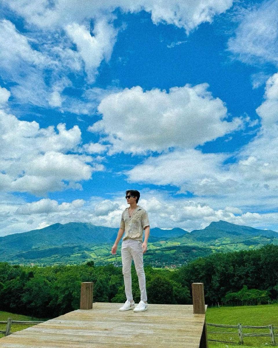 outfit kemeja vintage ala Ohm Thitiwat (instagram.com/ohm_thitiwat)