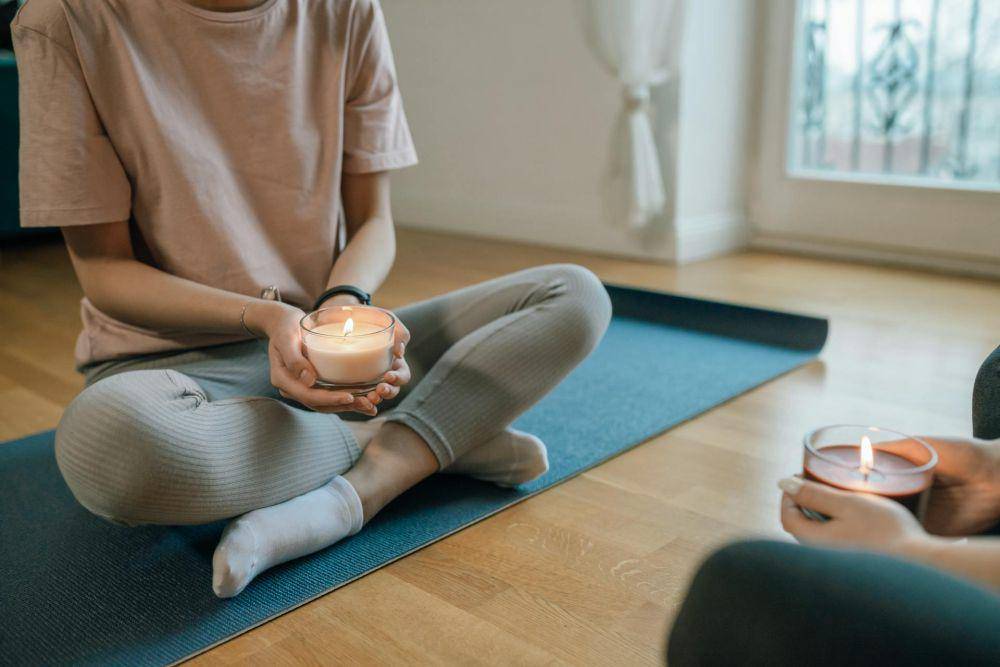 ilustrasi redakan stres dengan lilin aromaterapi (pexels.com/@a-darmel/)