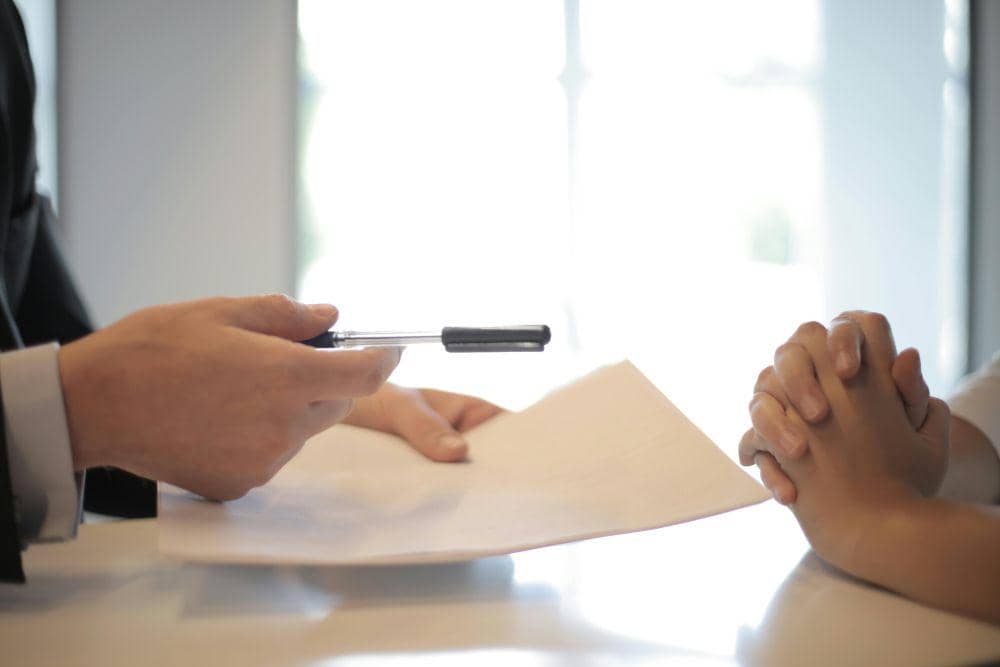 Agen Asuransi (https://www.pexels.com/id-id/foto/pengusaha-tanaman-memberikan-kontrak-kepada-perempuan-untuk-ditandatangani-3760067/)